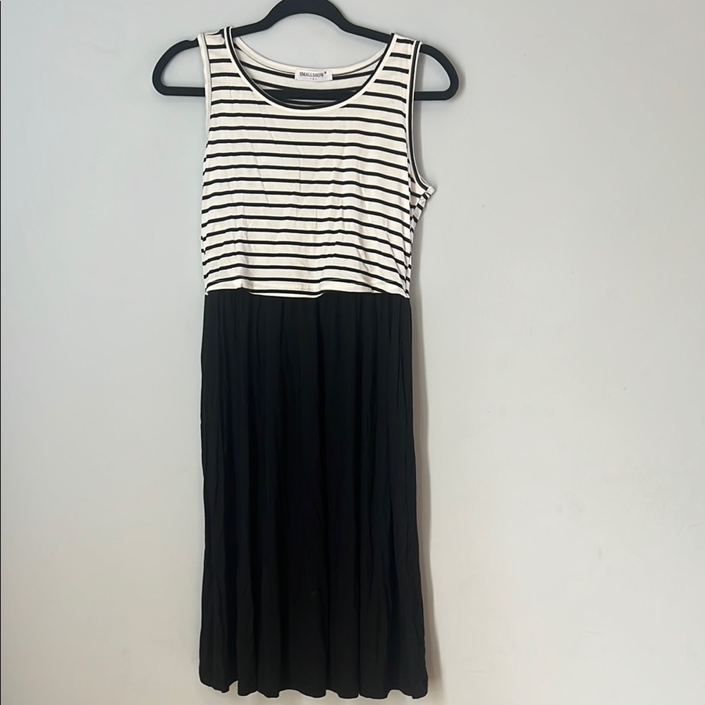 NWOT Smallshow Maternity Nursing Striped Black and White Sleeveless‎ Flowy Dress